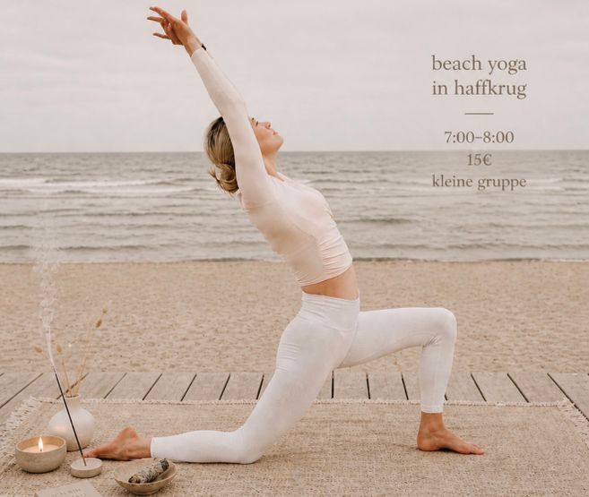 Eine Person macht Yoga am Strand von Haffkrug, mit dem Meer im Hintergrund. Text informiert über eine Yoga-Stunde von 7:00 bis 8:00 Uhr für 15 Euro.