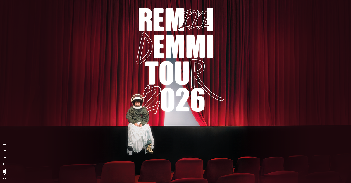 Ein Kind in einem Raumanzug sitzt vor einem roten Vorhang, darüber steht 'REMMI DEMMI TOUR 2026'.