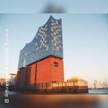 Die Elbphilharmonie in Hamburg bei Sonnenuntergang.