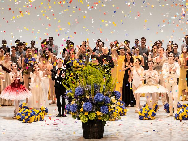 Tänzer auf der Bühne bei der Nijinsky-Gala LI, umgeben von buntem Konfetti und Blumenarrangements.