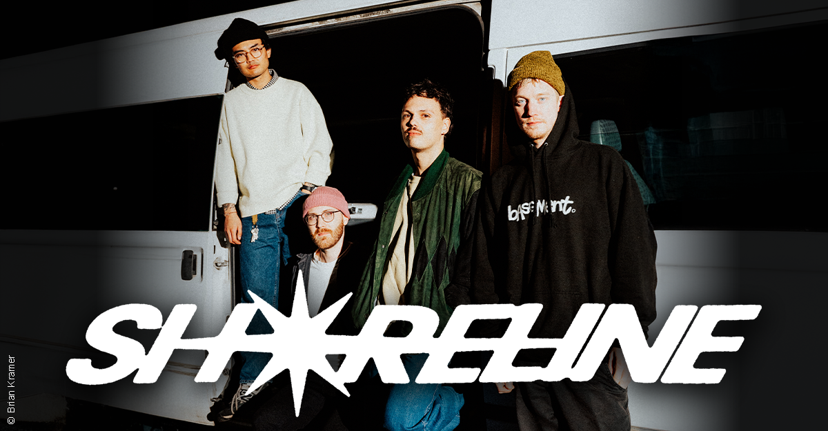 Vier Männer stehen vor einem weißen Van mit dem Schriftzug 'SHORELINE'.