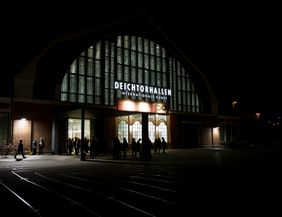 Außenansicht der Deichtorhallen bei Dunkelheit