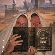 Zwei Personen in weißen Tüchern halten ein Buch mit der Aufschrift 'Die Heilige Schrift' vor einer mittelalterlichen Burgkulisse.