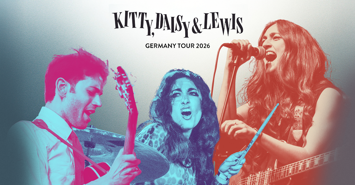 Plakat für die Deutschlandtournee 2026 von Kitty, Daisy & Lewis mit Bandmitgliedern beim Musizieren.