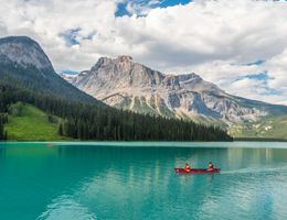 Der Emerald Lake (Smaragdsee) gilt als eine landschaftliche Perle inmitten der majestätischen Szenerie der kanadischen Rocky Mountains. In den Sommermonaten ist er besonders bei Kanu- und Kajakfahrern beliebt.