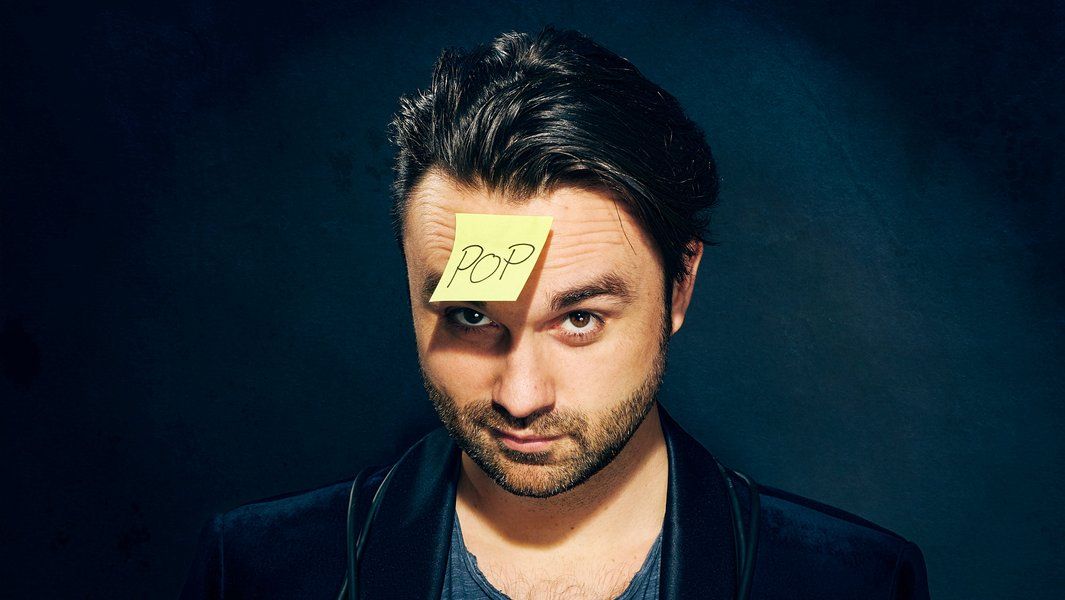 Ein Mann mit einem Post-it auf der Stirn, auf dem 'Pop' steht.