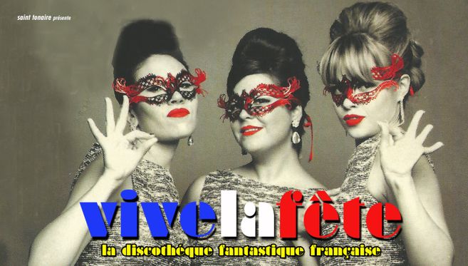 Drei Frauen in Vintage-Kleidern und roten Masken posieren vor einem grauen Hintergrund. Der Text "vive la fête" ist in großen Buchstaben zu sehen.