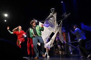 Schauspieler auf der Bühne mit Geisterkostüm in einer Theaterszene.