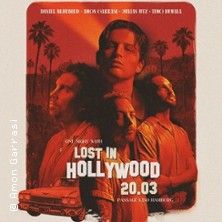Filmplakat mit dem Titel 'Lost in Hollywood', zeigt vier Männer und Palmen im Hintergrund.