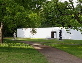 Das Ernst Barlach Haus während der Ausstellung »Tony Cragg. Against the grain« im Sommer 2012