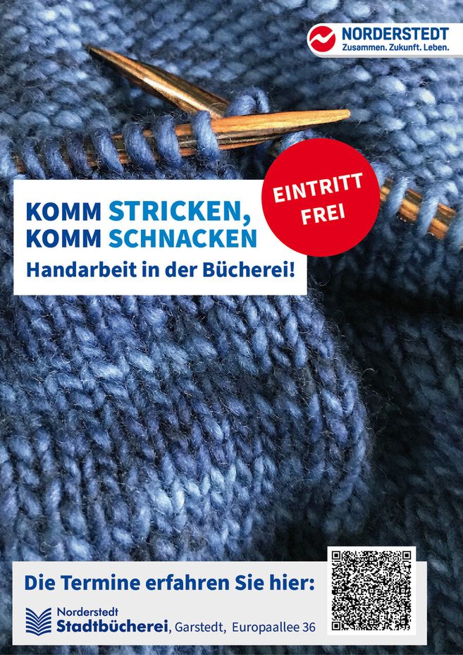 Nahaufnahme von blauer Strickarbeit mit Stricknadeln und Text über ein Strickevent in der Stadtbücherei Norderstedt.