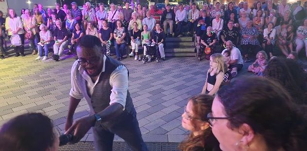 Folarin Omishade im Publikum animiert zum Mitsingen.