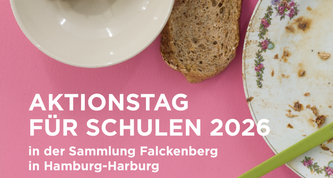 Ein Teller mit Keksen und Brot auf pinkem Hintergrund, daneben Text: Aktionstag für Schulen 2026 in der Sammlung Falckenberg in Hamburg-Harburg.