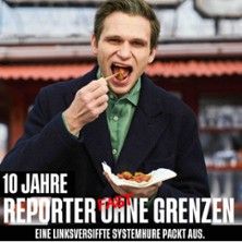 Mann isst Currywurst vor Imbissstand, Text: 10 Jahre Reporter ohne Grenzen.
