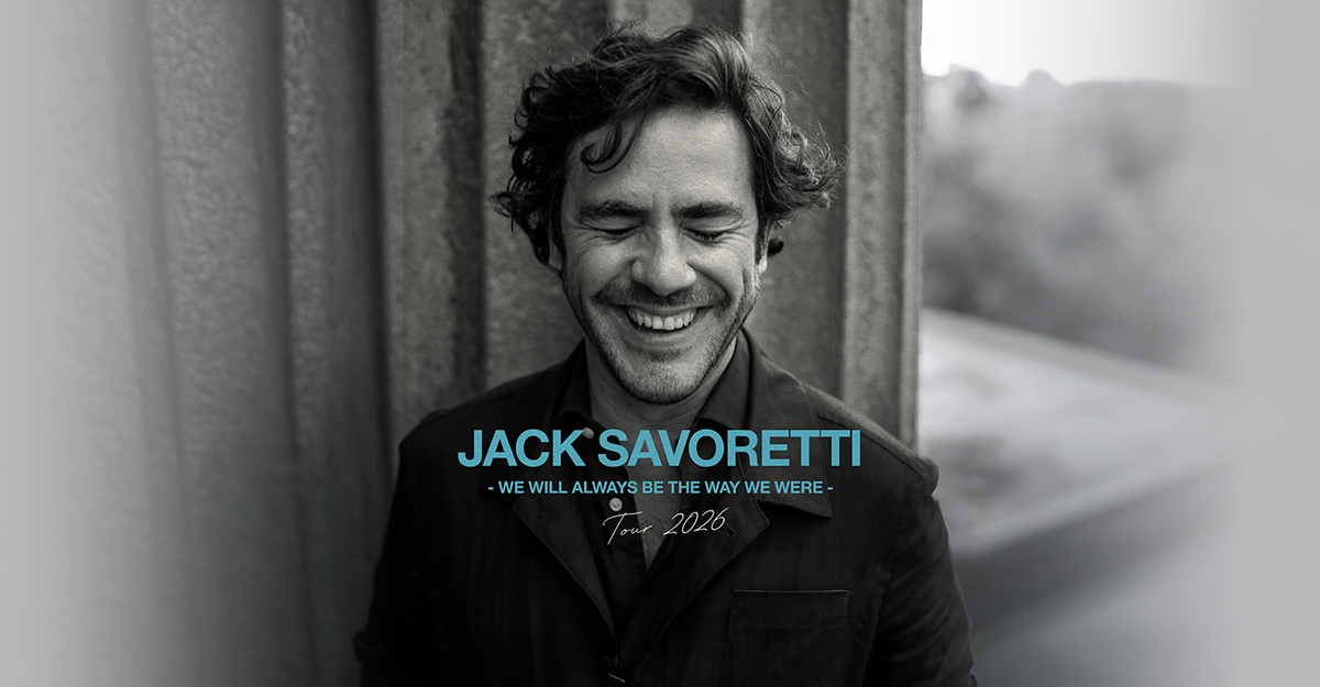 Schwarz-weiß Foto eines lächelnden Mannes mit geschlossenen Augen, Jack Savoretti, mit Tourdaten für 2026.
