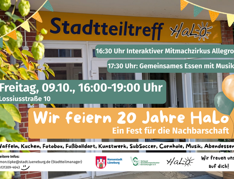 Plakat vor dem Stadtteiltreff HaLo in Lüneburg mit bunten Wimpeln, Ballons und Veranstaltungsinfos zum 20-jährigen Jubiläum.