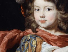 Auf diesem Gemälde ist ein Junge dargestellt, der in opulenter, farbenfroher Kleidung des Barock gekleidet ist.