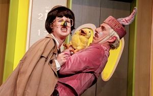 Zwei Personen in Kostümen, eine mit Entenkostüm, in einer humorvollen Szene.