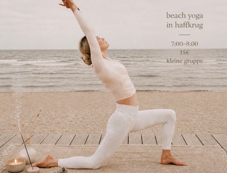 Eine Person macht Yoga am Strand von Haffkrug, mit dem Meer im Hintergrund. Text informiert über eine Yoga-Stunde von 7:00 bis 8:00 Uhr für 15 Euro.