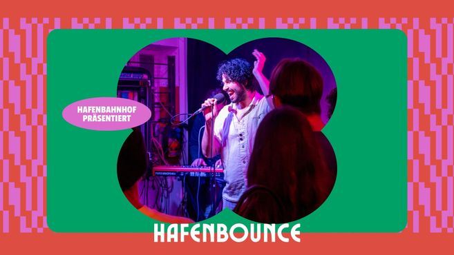 Ein Musiker singt in ein Mikrofon vor einem Publikum bei einem Event namens Hafenbounce, präsentiert von Hafenbahnhof.