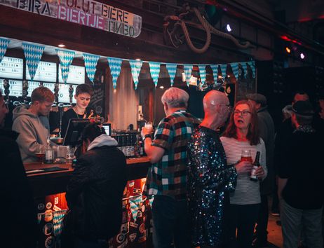 Die Bar mit Menschen davor