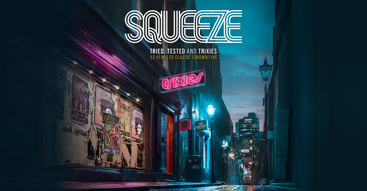 Straßenszene mit Neonlichtern und Postern, die eine Tour von Squeeze ankündigen.