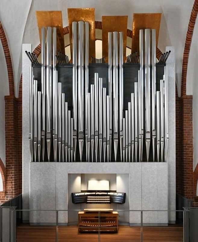 View of the new Winterhalter organ.