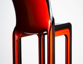 Ein roter und ein schwarzer Stuhl.