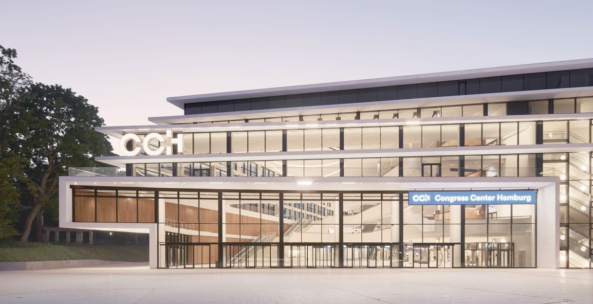 Außenansicht des Congress Center Hamburg bei Dämmerung.