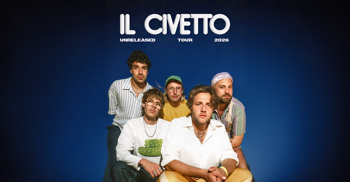 Fünf Männer posieren vor einem blauen Hintergrund mit dem Schriftzug 'Il Civetto - Unreleased Tour 2026'.
