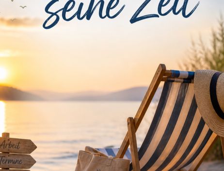 Strandstuhl bei Sonnenuntergang mit Schriftzug 'Alles hat seine Zeit'.