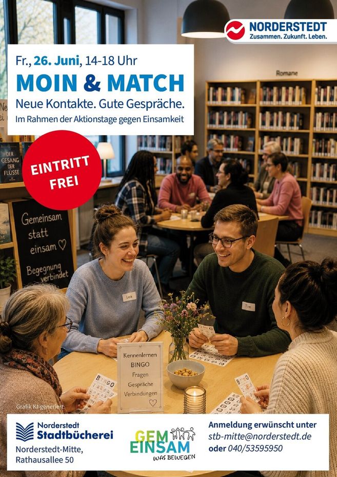Menschen sitzen an Tischen in einer Bibliothek und unterhalten sich fröhlich.