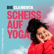 Frau in rotem Pullover lächelt vor einem Hintergrund mit blauem Himmel und Wolken. Text: 'DIE CLEMENTA - Scheiß auf Yoga'.