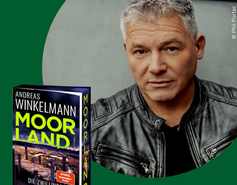 Ein Mann in Lederjacke neben dem Buchcover von 'Moorland. Die Zwillinge' von Andreas Winkelmann.