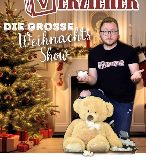 Ein Mann mit Brille und T-Shirt sitzt neben einem großen Teddybär vor einem weihnachtlich geschmückten Kamin.