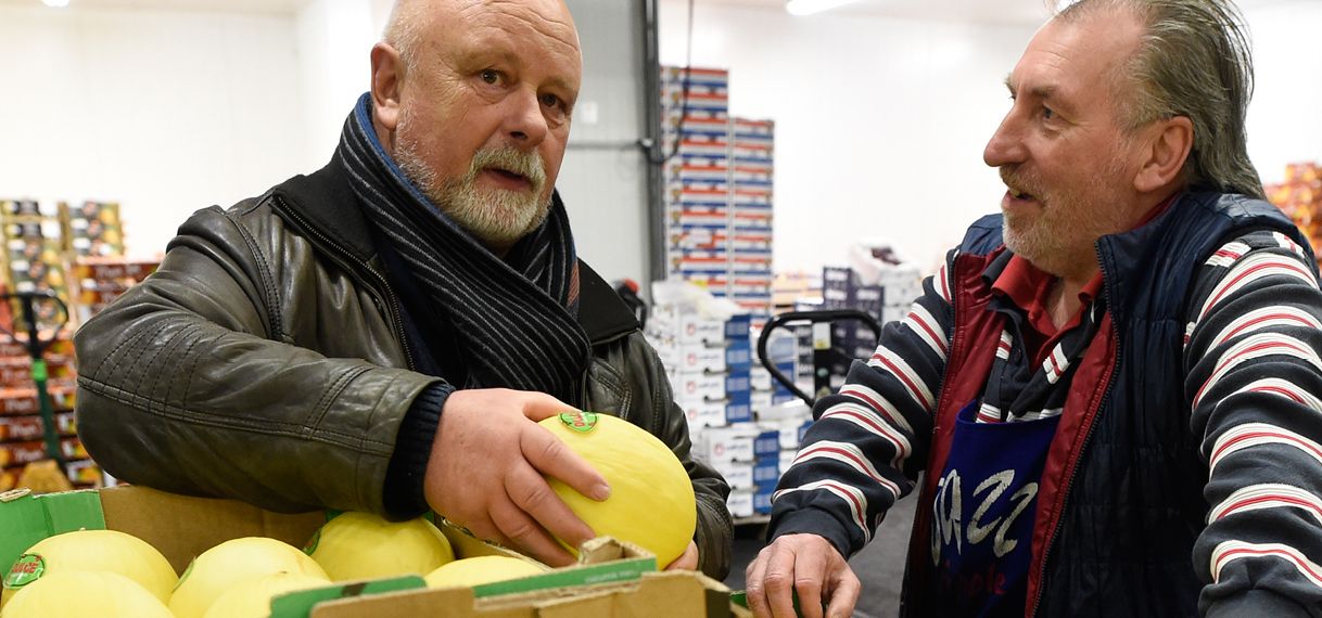 Tourguide mit Obsthändler