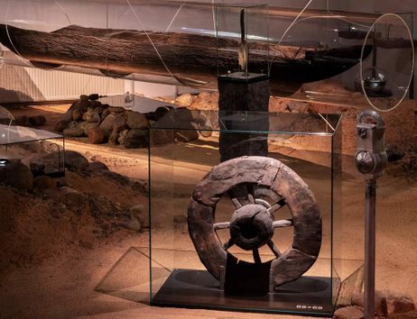 Archäologische Ausstellung, Wagenrad und Einbaum