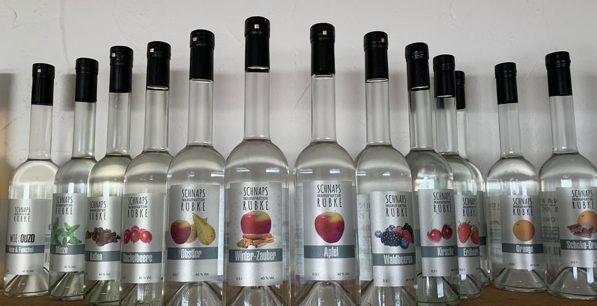 Flaschen mit Spirituosen der Schnaps Manufaktur Rübke
