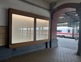 Zu sehen sind die noch leeren Vitrinen am Harburger Fernbahnhof