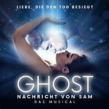 Plakat für das Musical 'Ghost - Nachricht von Sam' mit einem schwebenden Paar in inniger Umarmung.