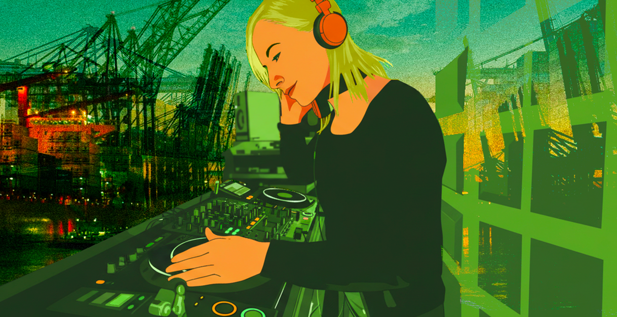Illustration einer DJane mit blonden Haaren und Kopfhörern, die an einem Mischpult arbeitet. Im Hintergrund sind Hafenkräne zu sehen.