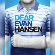 Plakat des Musicals 'Dear Evan Hansen' mit einem Mann in einem blau-weiß gestreiften Hemd und einem Gipsarm.