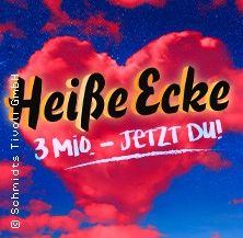 Plakat mit dem Schriftzug 'Heiße Ecke' und einem roten Herz vor blauem Himmel.
