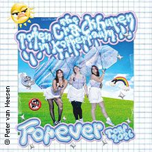 Drei Frauen in weißen Outfits posieren mit Regenschirmen vor einem blauen Himmel. Text: The toten Crackhuren im Kofferraum - Forever Tour 2026.