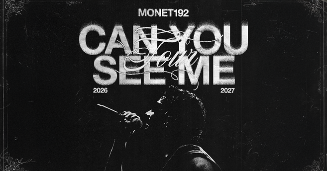 Schwarz-weißes Poster mit einem Sänger im Profil, der ein Mikrofon hält. Text: 'Monet192 - Can You See Me Tour 2026 2027'.