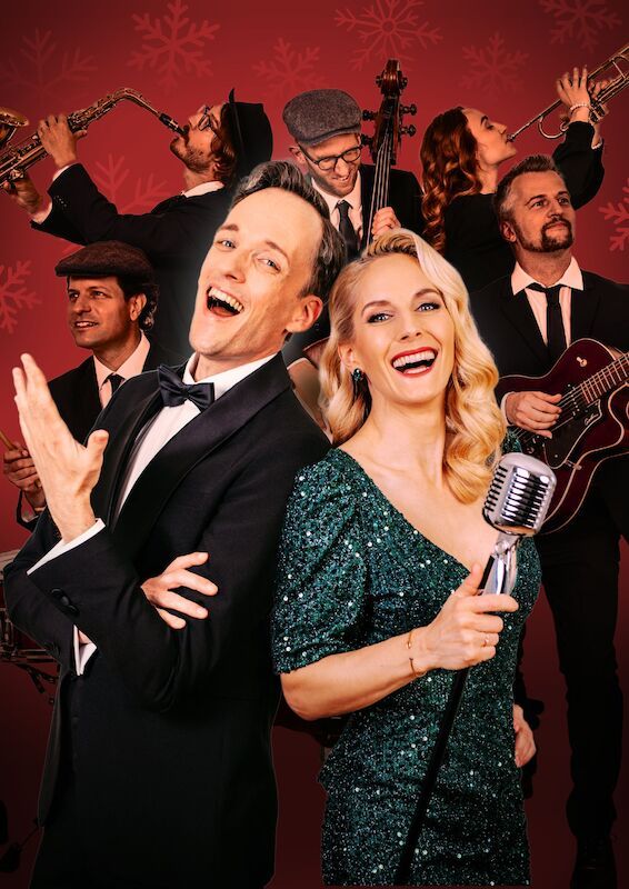 Ein Mann und eine Frau in eleganter Kleidung, die Frau hält ein Mikrofon, der Mann eine Ukulele.