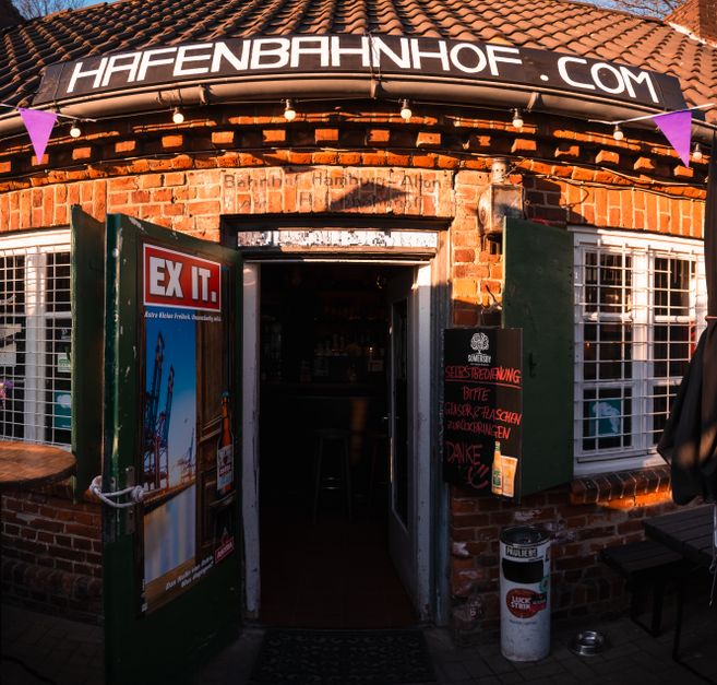 Gebäude des Hafenbahnhof von außen, an der Eingangstür