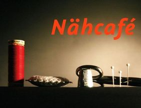 Nähutensilien mit Schriftzug 'Nähcafé'.
