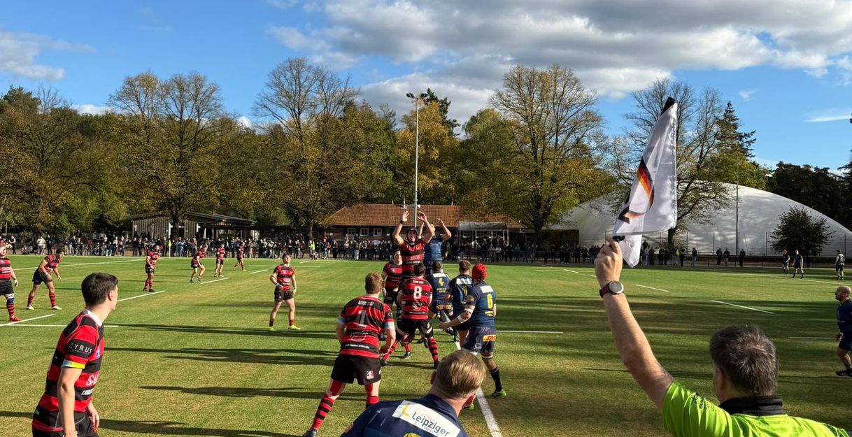 Spielszene Rugbyspiel Einwurf