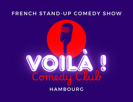 Logo des Voilà! Comedy Club mit einem Mikrofon und dem Text 'French Stand-Up Comedy Show' und 'Hambourg'.